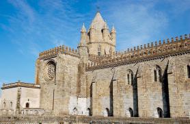 Portugalské město Evora a katedrála Sé Catedral de Santa Maria
