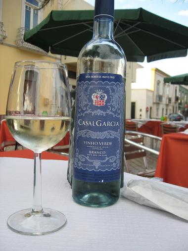 Jedno z portugalských vín Vinho Verde