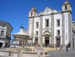 Portugalské město Evora a náměstí Praça do Giraldo