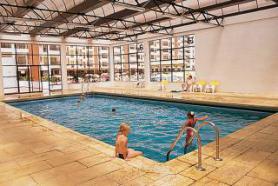Portugalský aparthotel Clube Praia da Rocha s vnitřním bazénem