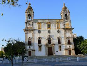 Faro s kostelem Igreja do Carmo