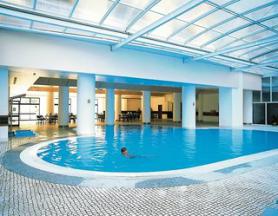 Madeira a hotel Alto Lido s vnitřním bazénem