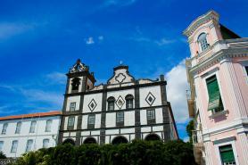 Azorské město Horta a kostel São Salvador