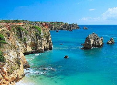 Algarve - strmé skalní útesy na pobřeží